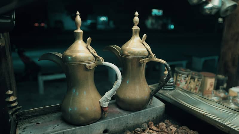 دلتان نحاسيتان لتقديم القهوة العربية على طاولة في مقهى